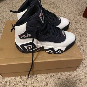 Fila boy sneaker size 4